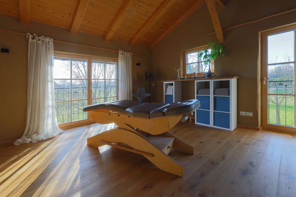 Praxis für biodynamische Osteopathie mit wunderschönem Blick aus den Behandlungsräumen in die weite Landschaft des Chiemgaus.