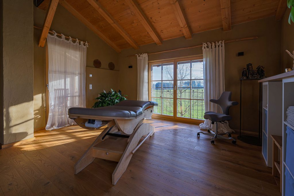 Praxis für biodynamische Osteopathie mit wunderschönem Blick aus den Behandlungsräumen in die weite Landschaft des Chiemgaus.